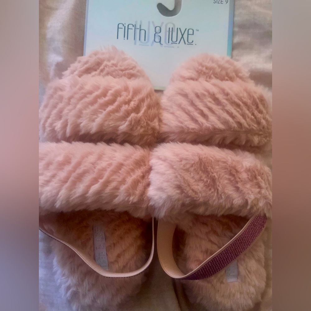 NWT Memory Foam Slippers Rhinestone Straps in Blush Size 9
